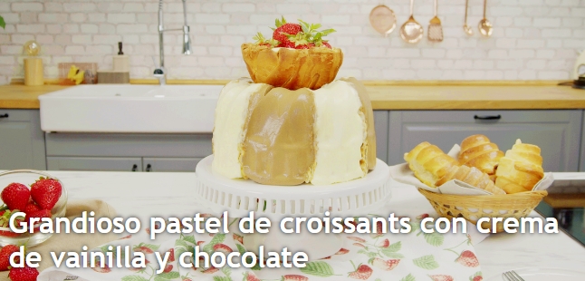 Grandioso pastel de croissants con crema de vainilla y chocolate